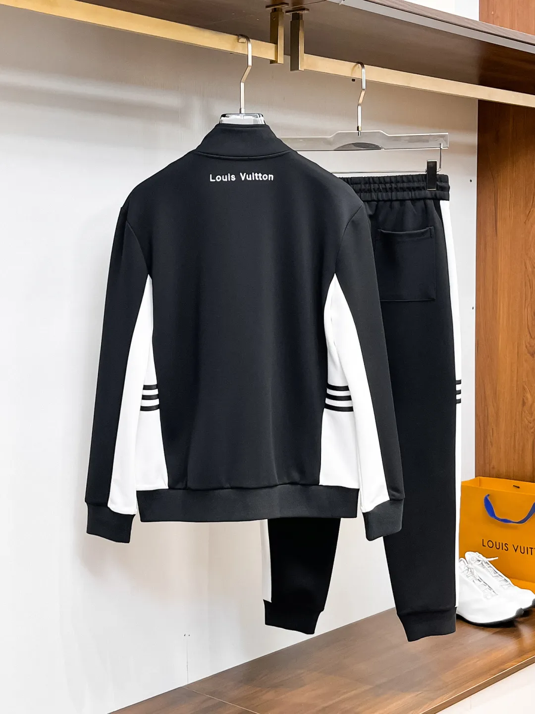 🅿️720 Prada 2025 autumn and winter new counter casual suit of the same style, breathable, comfortable and casual! Full of high-end feel! The details are exquisite and high-end, and the workmanship is impeccable! The original high-end fabric is very high-end! The fabric is crisp, anti-wrinkle and wear-resistant, warm, neat and stylish. Everyone must buy a set this autumn and winter. They must look cool and handsome when wearing it. We specially recommend the size M-3XLC30